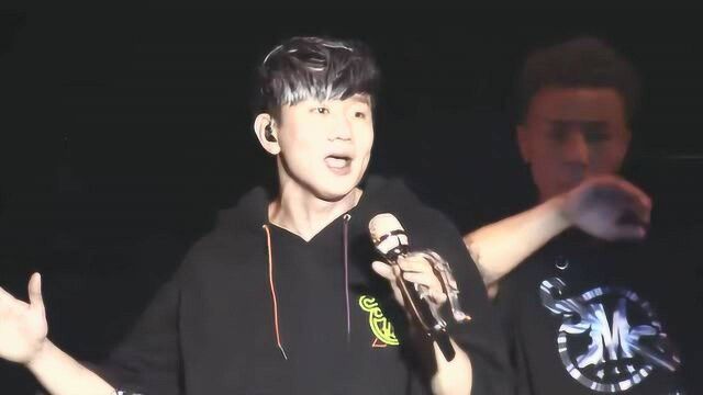 林俊杰演唱会《进阶》,高音依然完美,扯衣领也太犯规了吧