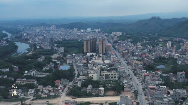 河源紫金蓝塘镇上空一架“飞机”飞过,把镇上拍了个遍,快看看