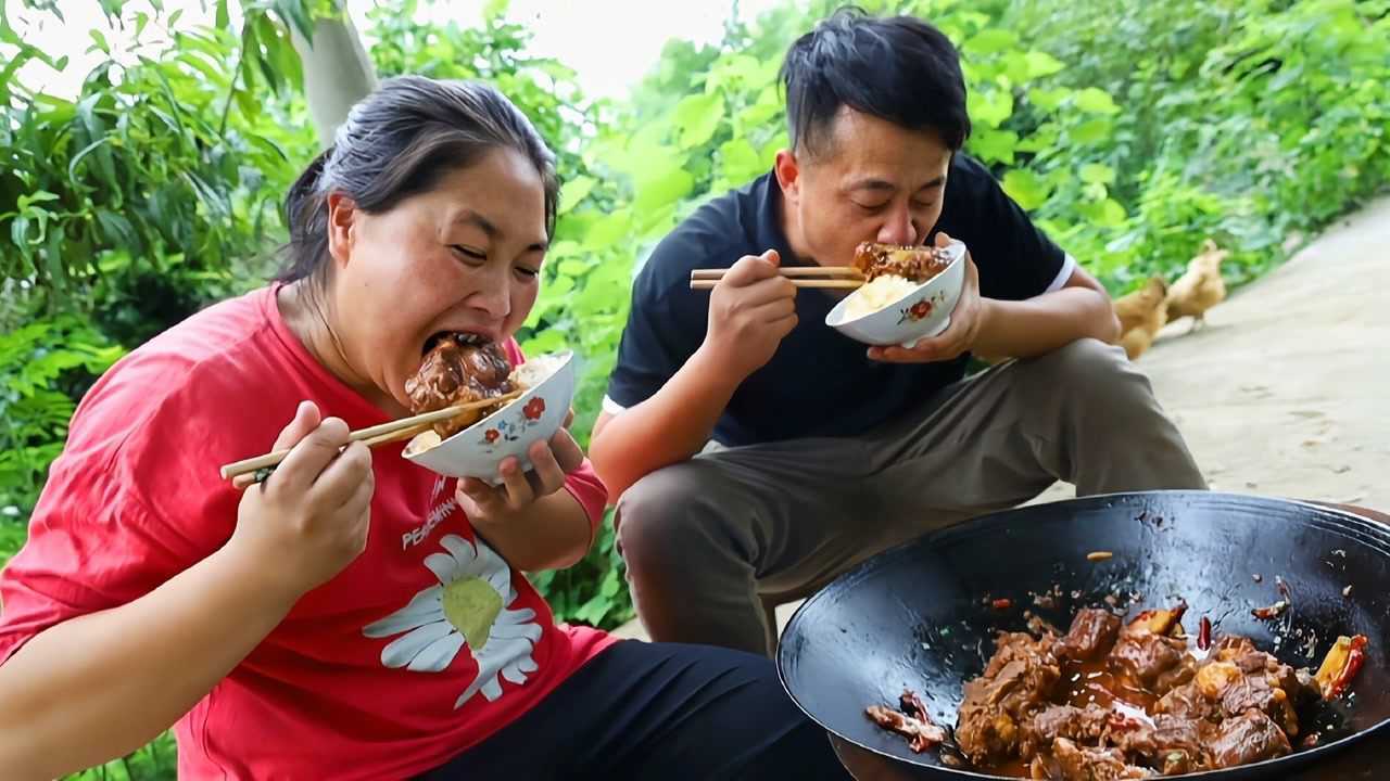 大洋整蛊胖妹,自己小腿差点踢废,炖6斤香辣牛尾,2人吃过瘾了