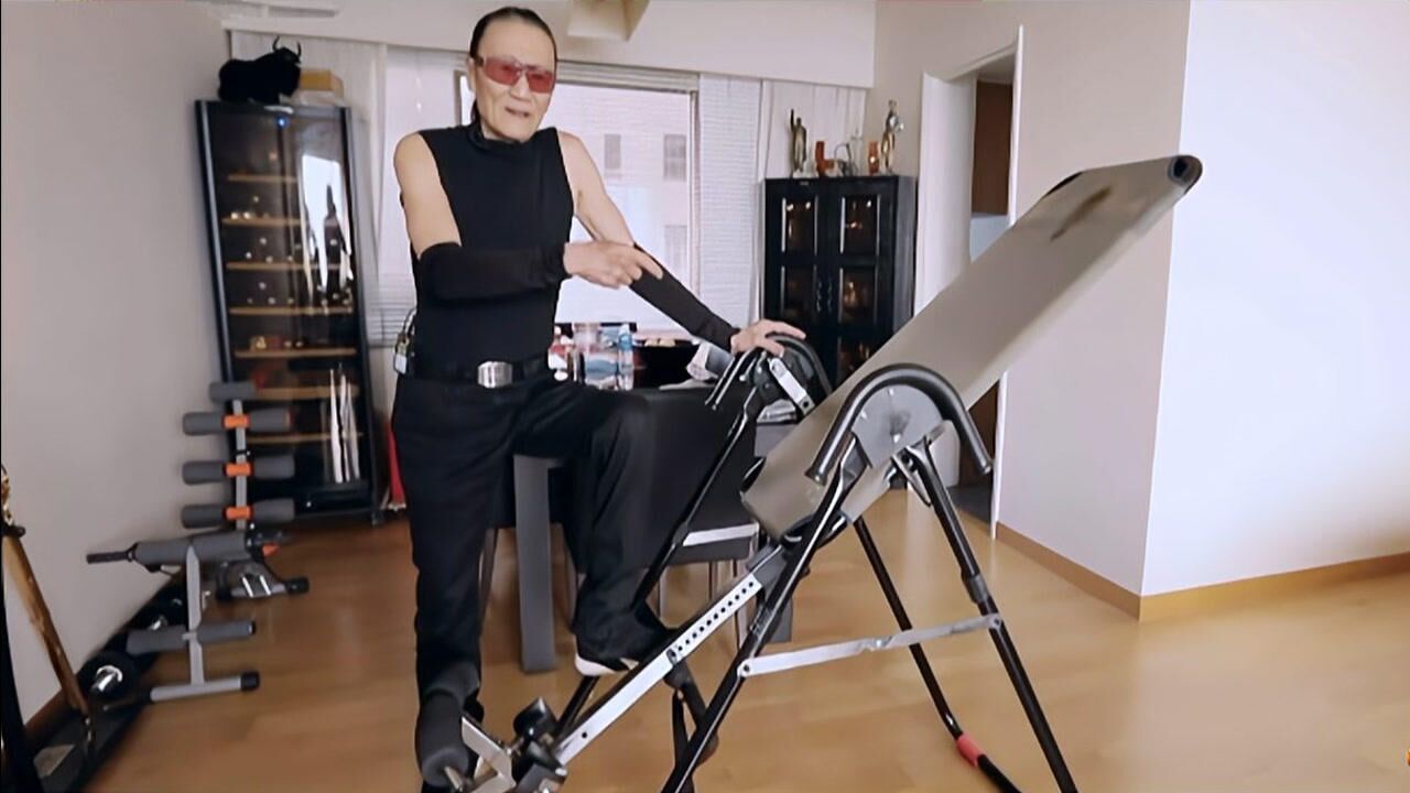 80多岁的谢贤,健身器械玩这么溜,不愧是武打明星出道的