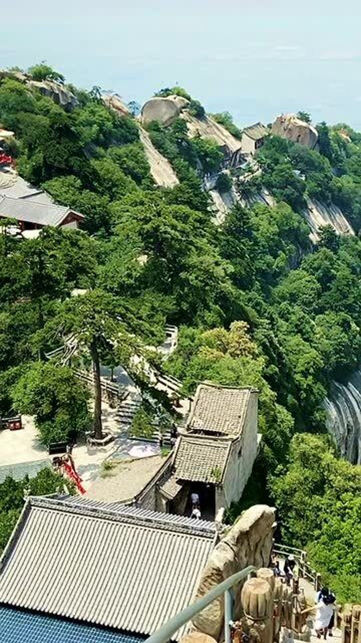 游玩陕西华山风景区,景色壮观秀美,吸引了大量游客