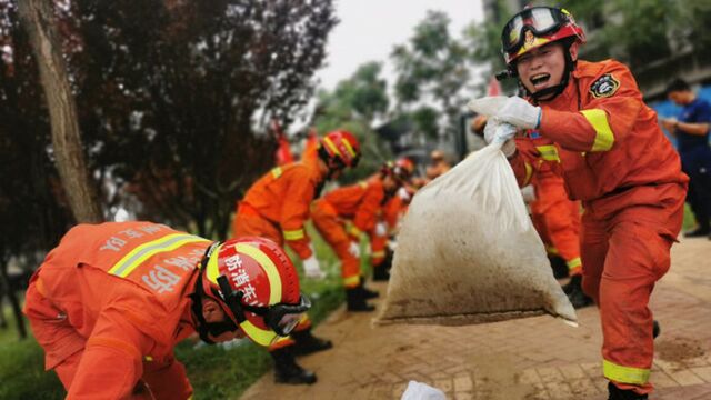 果然视频|无数沙袋人墙间传递,山东消防增援开封堵住碧水河决口