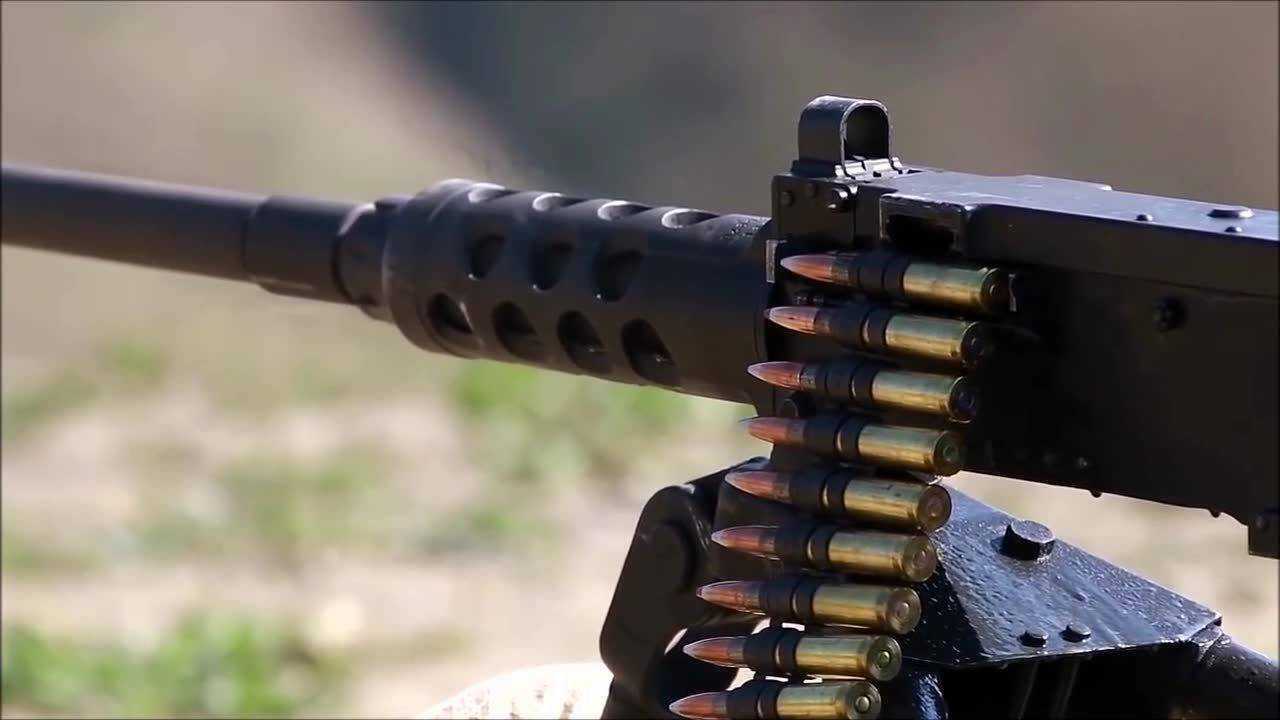 美军点50口径重机枪射击训练 打出一堆弹壳 太土豪了