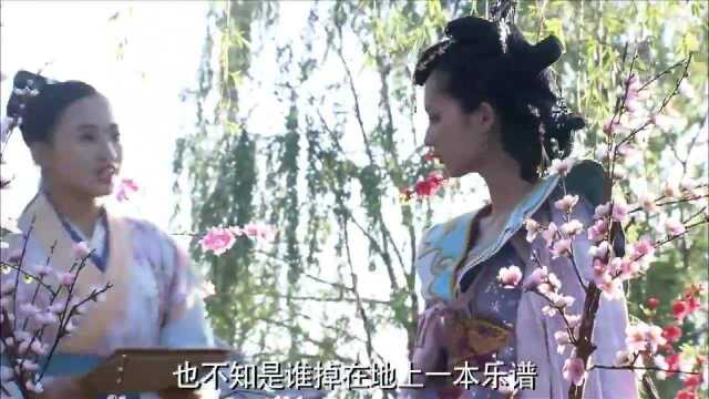 妃子逛御花园,没想到却捡到霓裳舞衣曲曲谱,直接吸引皇上过来!