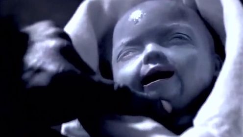 僵尸王的儿子提前出生，母亲为了保护孩子，甘愿被僵尸吃掉#电影种草指南大赛#