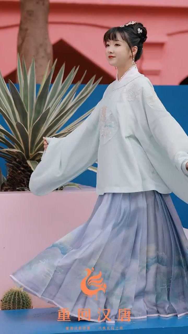 新帖绣罗襦,双双金鹧鸪