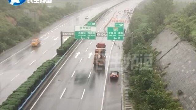 郑州绕城高速西南站东1.4公里处道路出现坍塌,道路已被封闭