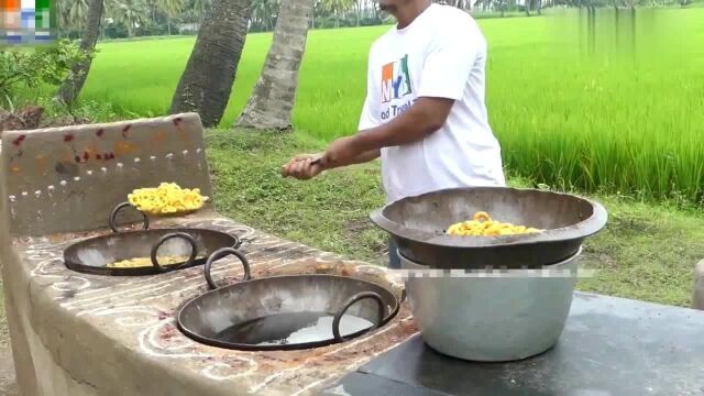 印度黄金圆环,用特殊的模具压出,放入锅中炸成金黄!