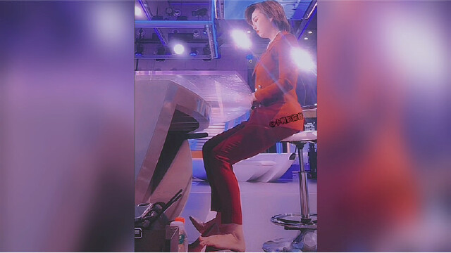 主持人为何要脱掉高跟鞋踩一个汽车踏板的东西让视频来告诉你为什么吧