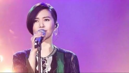 谭维维在韩国开唱，一首《假如爱有天意》，高音直接嗨翻全场！