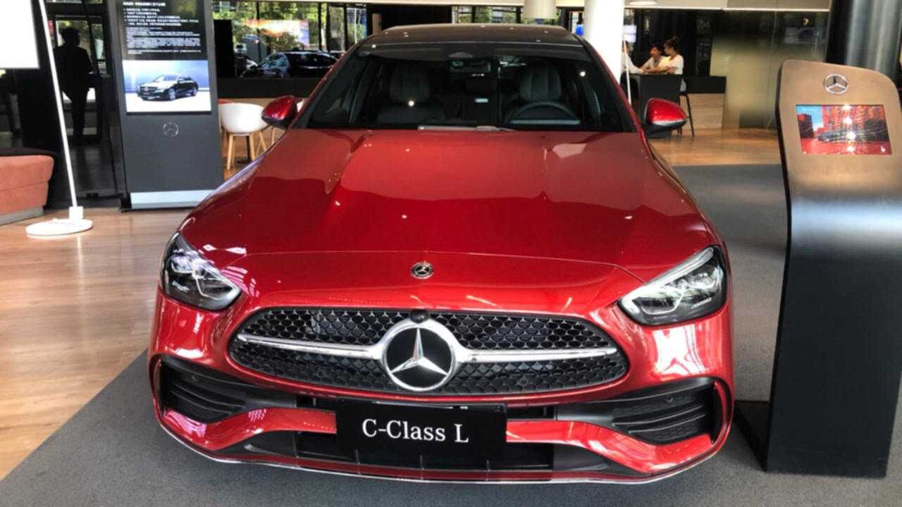 全新奔驰c级探店实拍红色适合女士外观和内饰真好看40万买它值得吗