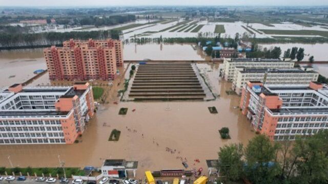 暴雨冲垮了围墙,河南叶县高中3000余名师生紧急有序转移