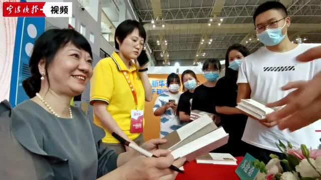 “我的文字都沾着泥土、带着露珠”!高考热点作家苏沧桑书展现场分享写作故事