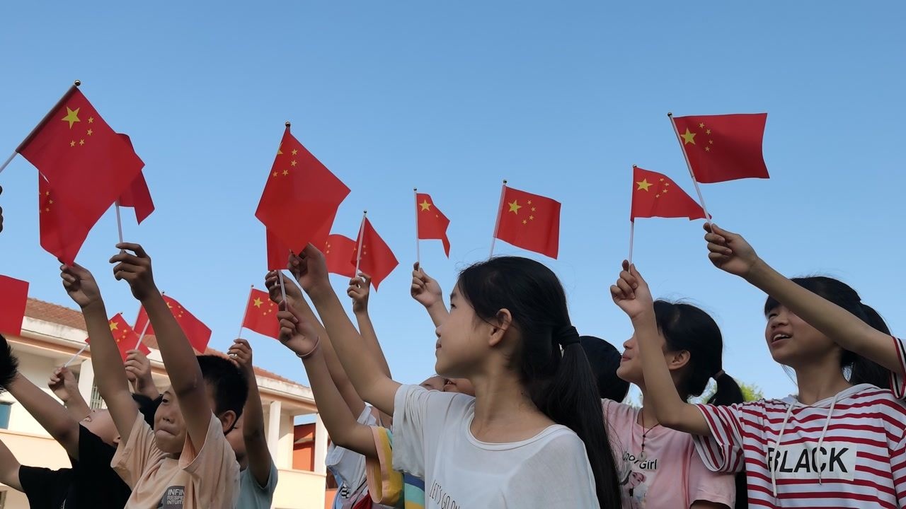 小学1-2年级红色文化课程教学《我爱国旗》      授课人: 万载县罗城