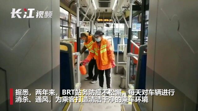 每日车厢消杀,时刻提醒乘客戴口罩,武汉公交BRT防疫不松懈