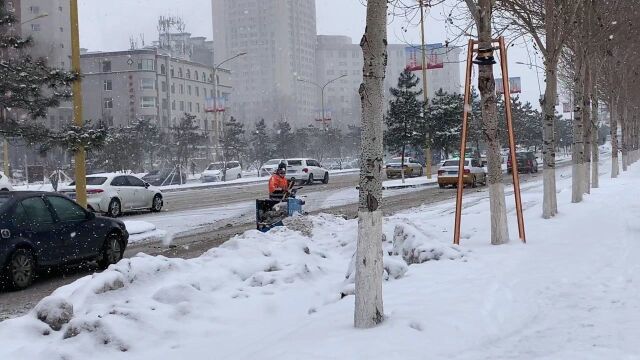 春大雪天,我们在欣赏美景的同时,一定不要忘记给环卫工人点赞