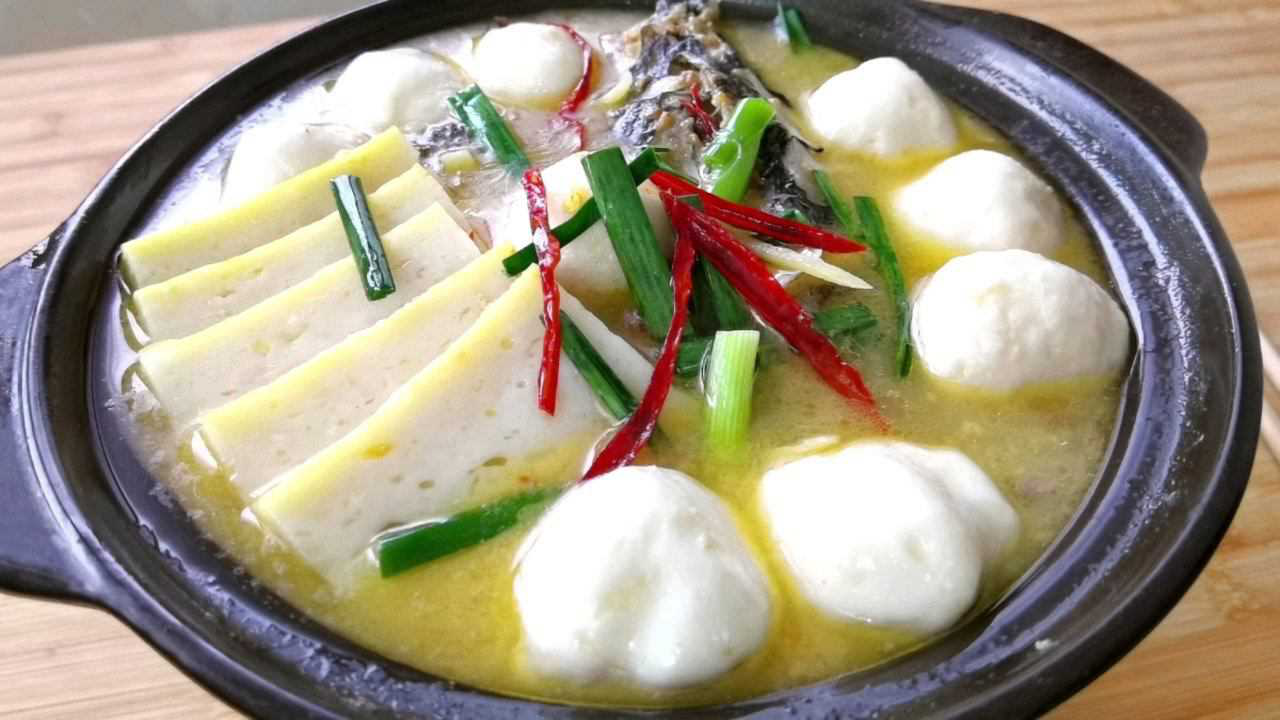 湖北人冬天必吃的鱼头鱼圆火锅的做法,鲜香嫩滑,真是太香了