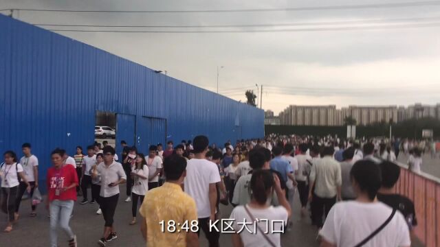 实拍:郑州富士康旺季10万+员工上下班的场景,这场面真壮观