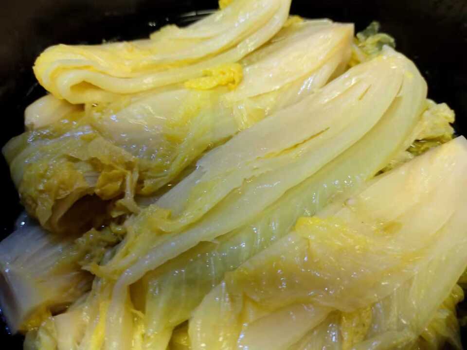 冬天是吃白菜的季節,老祁用大白做一大盆醃酸菜,酸香開胃特好吃