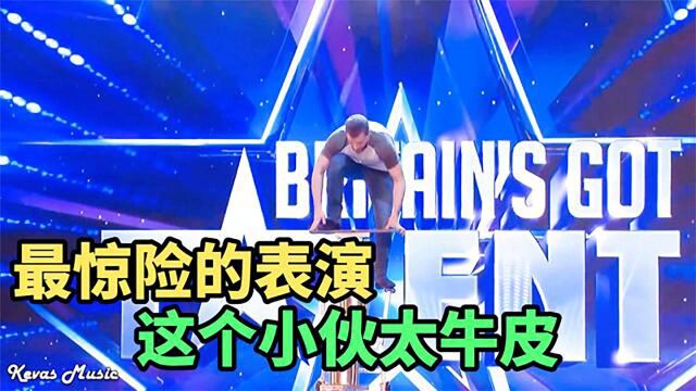 最惊险的表演,这个小伙踩高跷表演高空平衡