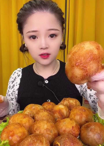 小鱼姐姐吃羊脑,这吸溜的声音太馋人了!