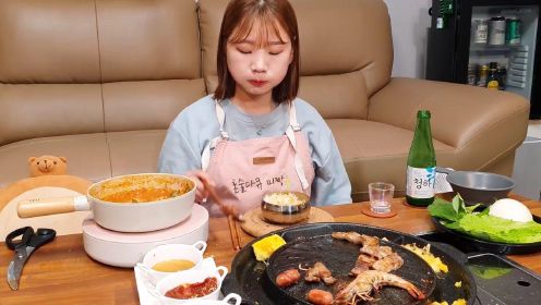 韩国吃货小姐姐花式吃韩式烤肉和泡菜炖肉，太满足了