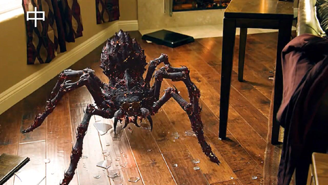 地面裂开一条大缝,无数吐岩浆的蜘蛛爬出,疯狂袭击人类