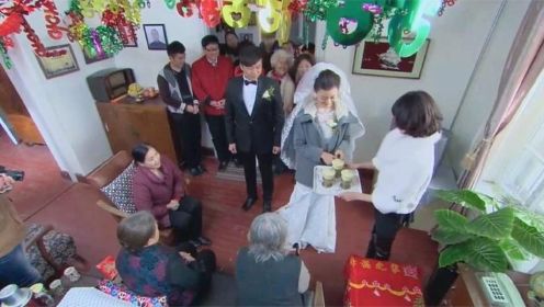 新娘悔婚了，怎料新郎转身带回个更漂亮的，婚礼仪式照办！