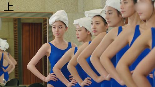 韩国小姐参加选美大赛，为了身材更完美，练习用身体夹住棍子
