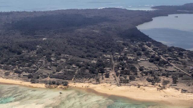 汤加火山喷发后首批航拍照片曝光:岛屿被火山灰覆盖,一片灰色