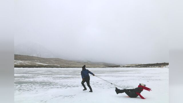 零下7Ⱗš„冰湖斯丁措,能看到风的形状,再冷也挡不住玩冰雪的人儿