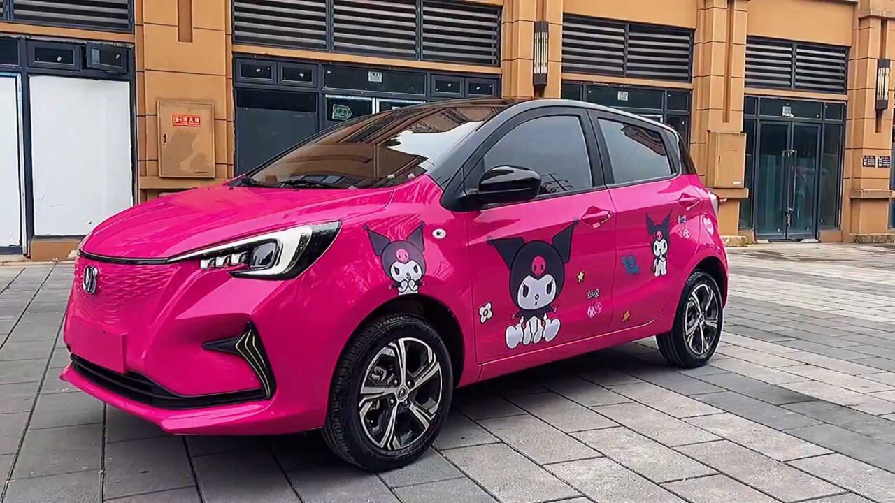 长安奔奔车身改色贴膜,漆面水晶玫红搭配个性贴纸,小姐姐看了都喜欢!