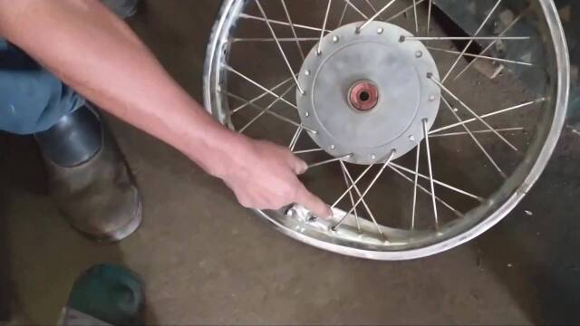 看摩友如何修复变形的摩托车轮毂这么严重也能修好技术杠杠的
