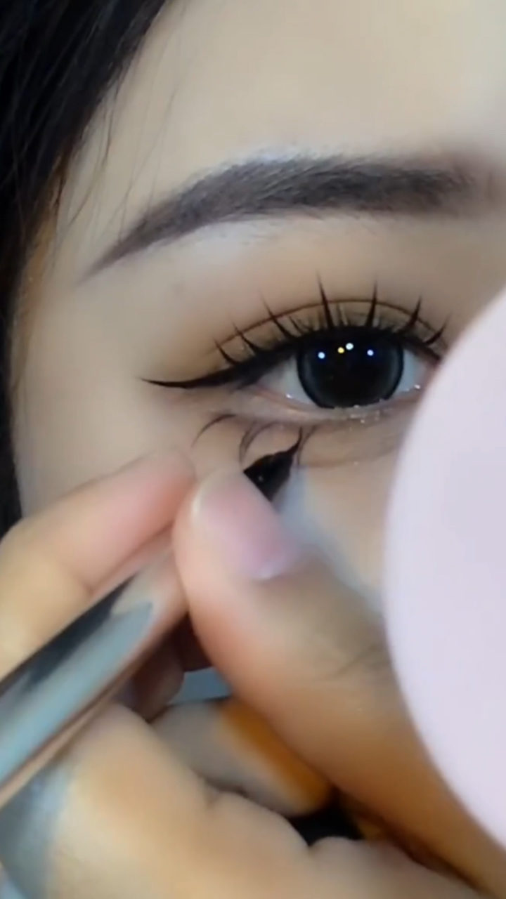 用这种极细眼线笔画下睫毛,快试试吧