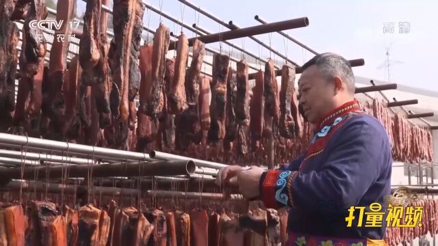 北川腊肉要每隔三天翻一次缸,这样才能保证腊肉充分入味