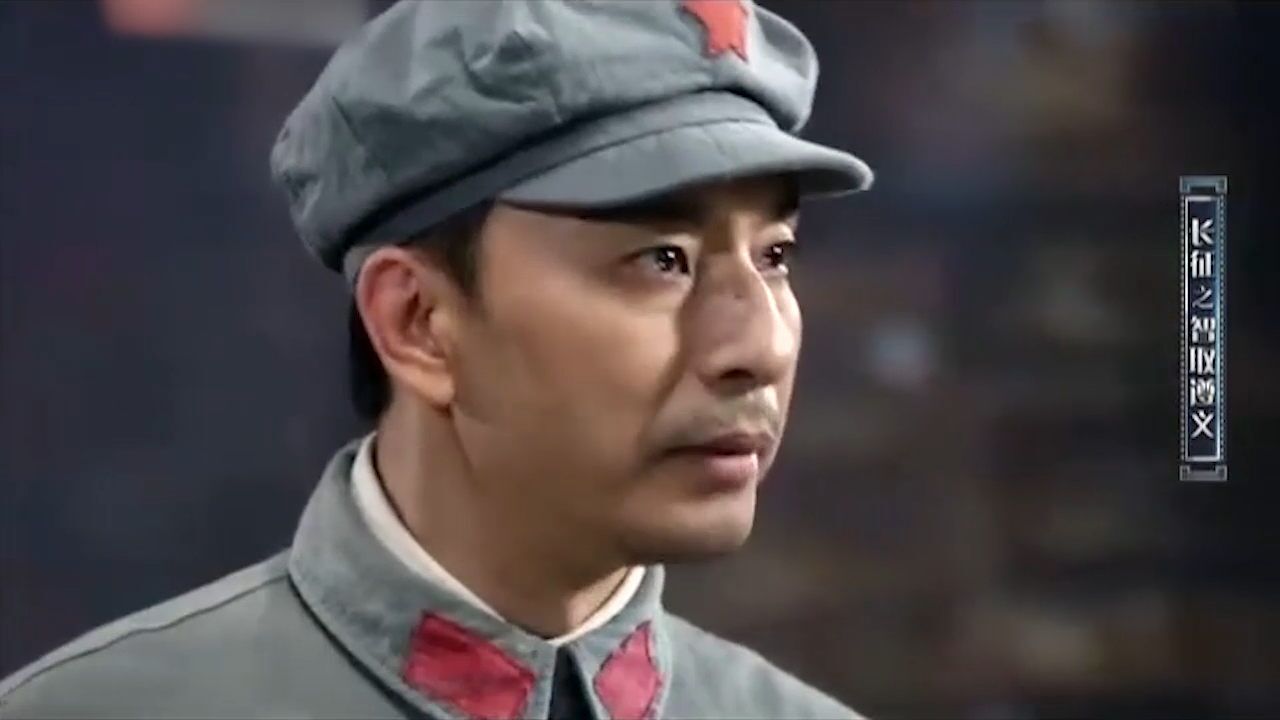 敌军准备对红军战士进行包夹,红军战士不畏艰险,准备强攻老虎洞