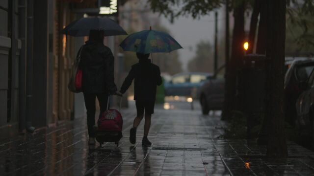 雨天下雨行人背影拍摄