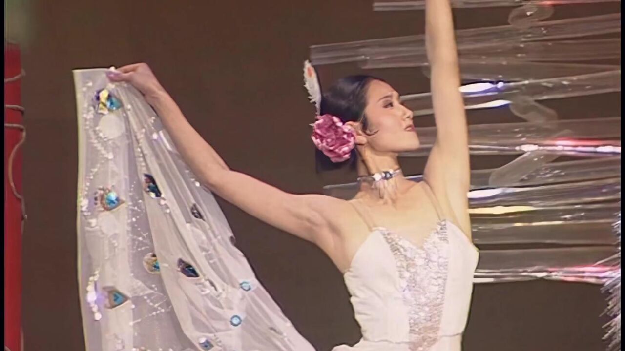 《孔雀舞》88年春晚杨丽萍第一次舞蹈，这美丽无人能敌~_高清