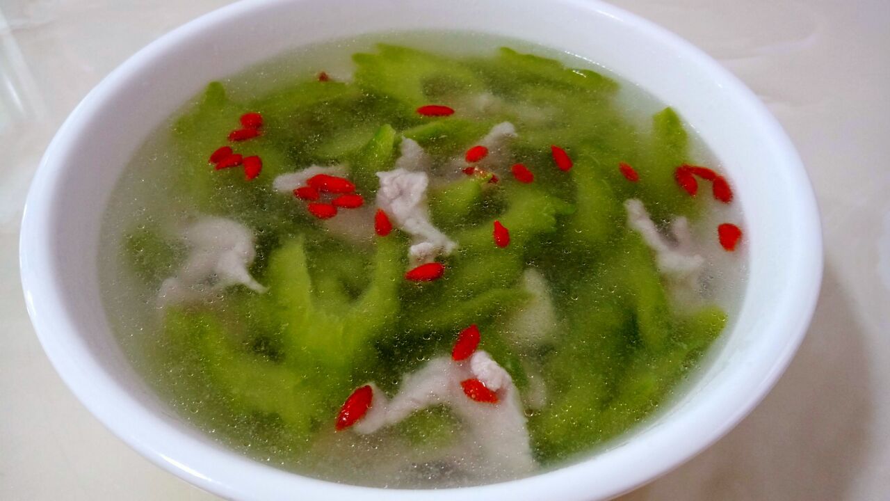 夏天来临一定要多喝"苦瓜肉片汤"清爽不油腻,汤鲜味美清热解暑