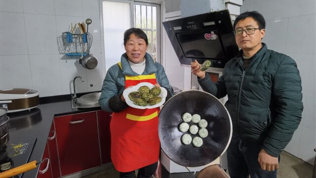 春天野生蒿子,朱嫂用它做一大盘蒿子饼,软糯香甜真好吃