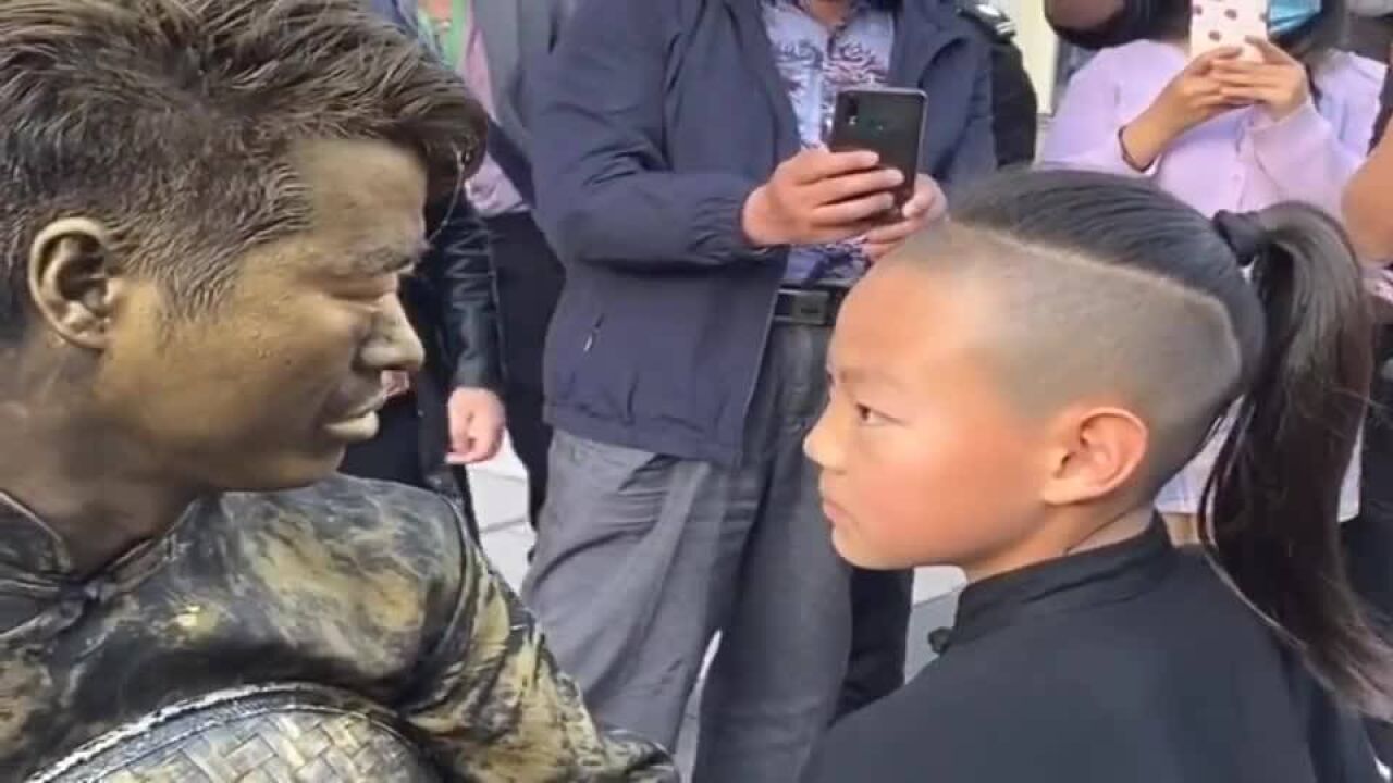 铜人宝哥遇见对手了,看小朋友的发型,就知道不是好惹的!