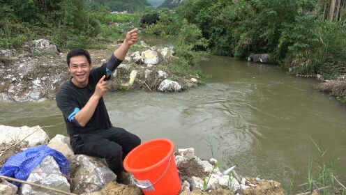 12:13涨水后这种地方堪比鱼窝,阿琪下竿值钱靓货连上十几条,赚翻了