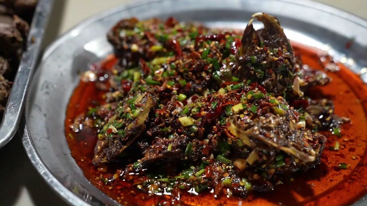 一月卖出6万只兔头 四川威远 "三毛鱼庄"为何这么火?