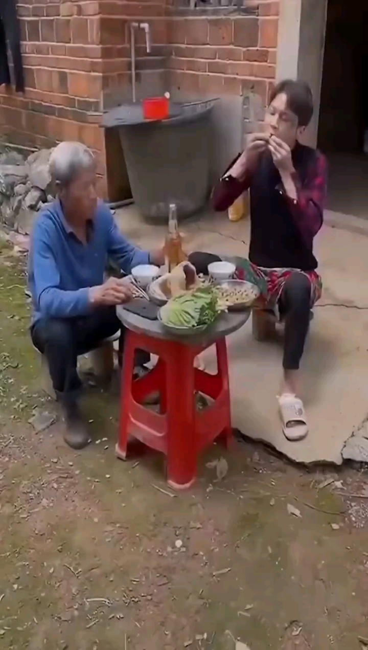 干啥啥不行挨揍第一名的搞笑父子%看了就想笑%笑到肚子疼%开心快乐每一天_腾讯视频}