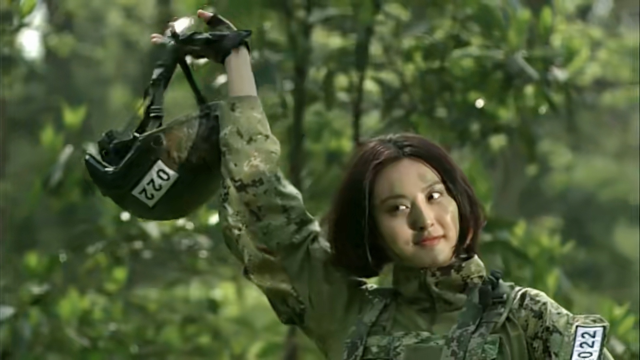 火凤凰:唐笑笑被围捕放大招,男兵闭眼不敢看