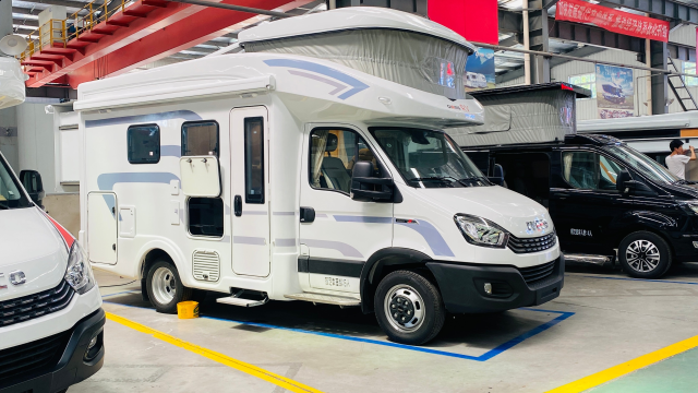 适合全家出行的3拓展依维柯c型房车,全部电动拓展使用方便快捷,超大