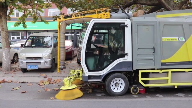 纯电动树叶收集车采用两级过滤系统,大尺寸扫刷,大口径吸叶软管,飓风吸力风机,冷暖空调集中操控按钮,不下车就能操作各种功能,平时还能作为清洗...