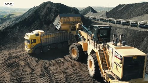 一铲就能装满一卡车的卡特彼勒 992G 轮式装载机在大型露天煤矿工作