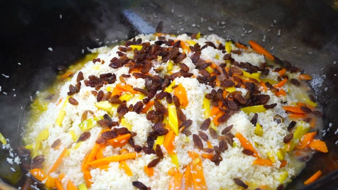夜市火爆的百人份新疆手抓饭和烤全羊味道的馕坑肉，卖相漂亮，味道赞！_高清1080P在线观看平台_腾讯视频