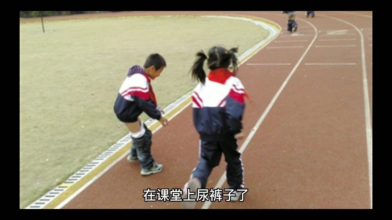 尿裤子的小孩子小男孩图片